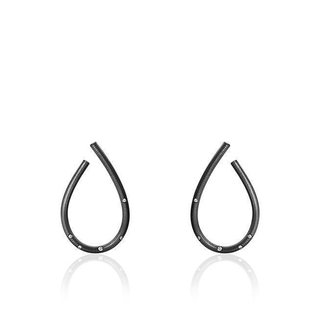 KHARISMA øreringe mellem oxyderet sølv med diamanter-Dulong Fine Jewelry-Guldsmed Lauridsen
